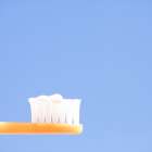 差し歯の黄ばみを改善する方法